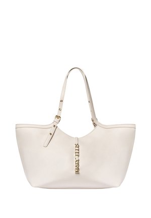 Sac cabas en cuir blanc avec deux bretelles d'épaule réglables et un pendentif doré avec le logo Marc Jacobs.