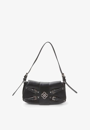 Sac bandoulière en cuir noir avec quatre boucles décoratives et un fermoir géométrique argenté, équipé d'une sangle réglable.