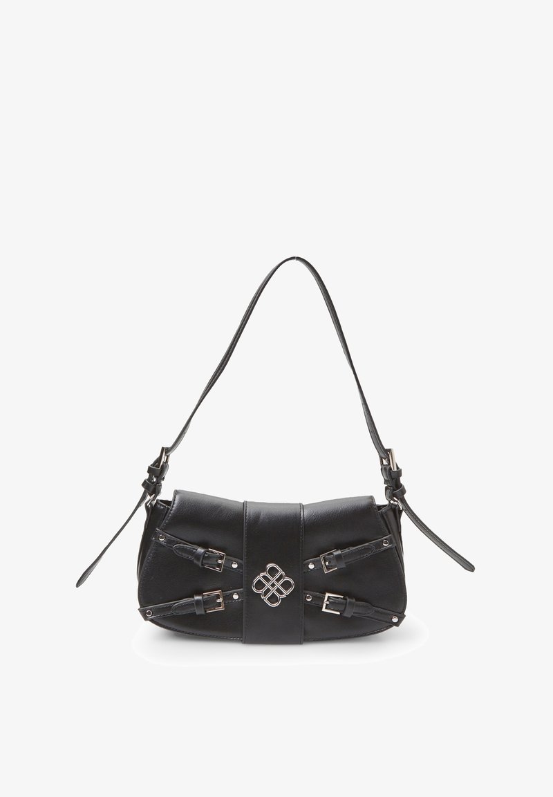 Sort skuldertaske i læder med fire dekorative spænder og en sølvfarvet geometrisk lås, udstyret med en justerbar rem.