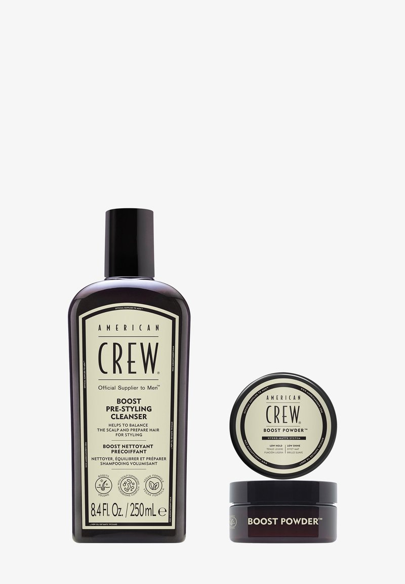 Flacon de 250 ml de American Crew Boost Pre-Styling Cleanser à côté de la poudre coiffante Boost Powder à tenue légère et faible brillance dans un récipient rond.