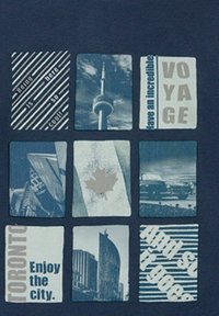 Camiseta gráfica que presenta nueve cuadrados, con imágenes de lugares emblemáticos de Toronto, una bandera canadiense y texto en diferentes fuentes. Los colores incluyen azul marino y escalas de grises.