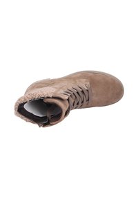 Bottes de cheville en suède marron avec un col en fourrure, des lacets à l'avant et une semelle en caoutchouc plate. L'intérieur est sombre avec une ouverture arrondie.