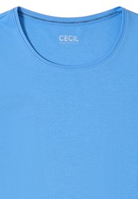 Lichtblauwe crew neck shirt met "CECIL ESSENTIALS" gedrukt in de hals op een effen witte achtergrond.