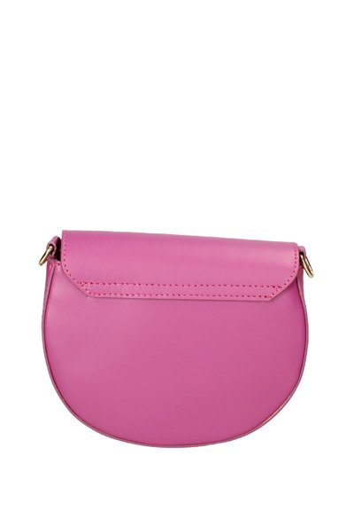Borsa a tracolla compatta in pelle rosa con forma arrotondata, chiusura a patta piatta e hardware dorato. Texture liscia, design minimalista.