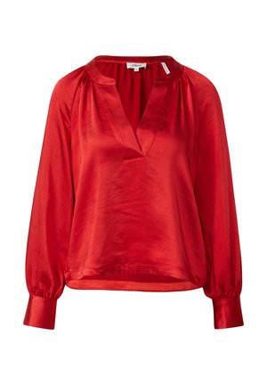 Blouse longue en satin rouge à manches longues avec un col en V, des épaules plissées et des poignets élastiqués. Texture lisse avec une coupe légèrement ample.