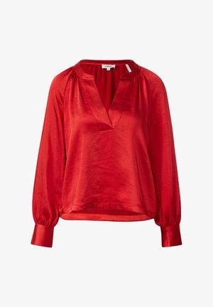 Czerwona satynowa bluzka z długim rękawem, wycięciem w kształcie litery V, plisowanymi ramionami i elastycznymi mankietami. Gładka faktura i lekko luźny krój.