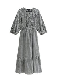 Robe en vichy noir et blanc avec des manches bouffantes, un décolleté à lacets et un ourlet à volants en couches. Fabriquée en tissu léger.