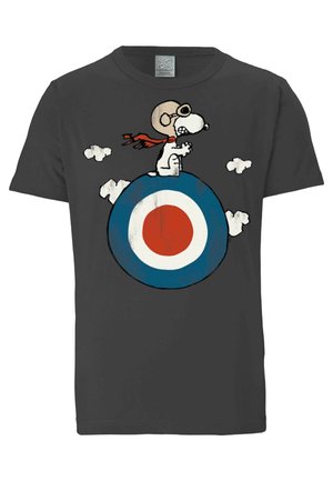 Snoopy trägt Pilotbrille und einen Schal, sitzt auf einem blau-weiß-roten Zielkreis mit kleinen Wolken im Hintergrund auf einem schwarzen T-Shirt.