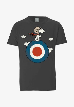 Snoopy trägt Pilotbrille und einen Schal, sitzt auf einem blau-weiß-roten Zielkreis mit kleinen Wolken im Hintergrund auf einem schwarzen T-Shirt.
