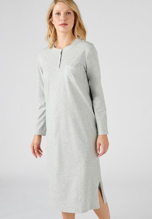 Vestito da notte grigio a maniche lunghe con collo henley, dotato di una tasca decorata con punti bianchi e una fessura laterale per facilitare i movimenti.