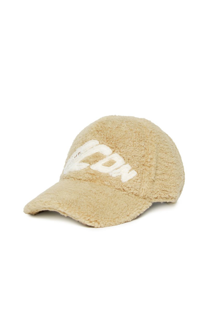 Cappellino beige realizzato in tessuto morbido e texturizzato, con una visiera leggermente curva, caratterizzato da un grande logo bianco ricamato sul davanti.