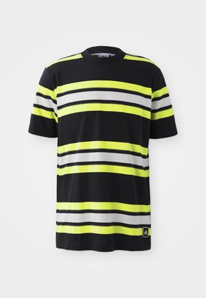 Crna majica s horizontalnim prugama u neonskoj žutoj, bijeloj i crnoj boji. Ima okrugli izrez i Adidas logo na donjem lijevom dijelu.