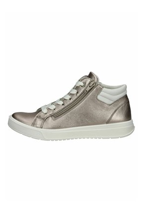 Hoog uitgesneden sneaker van metallic zilverleer met witte accenten. Bevat contrasterende veters, een zijrits en een getextureerde rubberen zool.