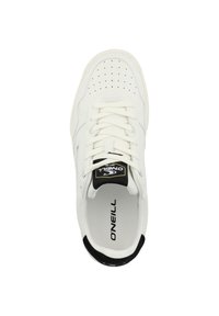 Białe sneakersy z gładkiej skóry, zaokrąglonym czubkiem, perforowanymi detalami i czarnym akcentem na pięcie. Posiadają płaskie sznurówki i logo.