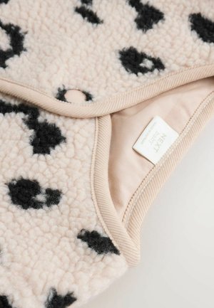 Fleece-Bekleidung in sanftem Beige mit schwarzem Fleckenmuster, ausgestattet mit einem runden Kragen, Druckverschluss und einem weichen, glatten Futter.