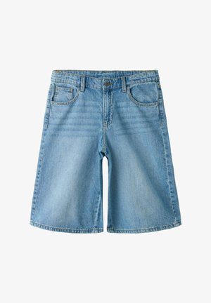 Shorts de mezclilla azul claro hasta la rodilla con botón frontal, cremallera, trabillas para cinturón y cinco bolsillos, mostrados sobre un fondo blanco.