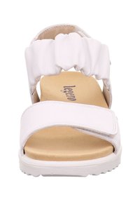 Bílá sandála s měkkým, nahrnutým páskem, nastavitelným suchým zipem a polstrovanou béžovou stélkou. Pryžová podešev pro přilnavost a pohodlí.