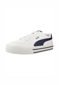 Zapatillas de lona blancas con acentos en azul marino, que presentan un diseño de cordones, puntera redonda y una gruesa suela de goma con rayas horizontales.