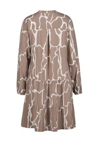 Bruine jurk met een wit abstract patroon, lange mouwen en een gelaagd ontwerp met gathered manchetten en een knoopdetail aan de achterkant.