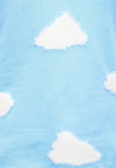 Ανοιχτό μπλε πλεκτό ύφασμα με μοτίβο απαλών λευκών αφράτων σύννεφων, ομοιόμορφα κατανεμημένο στο ύφασμα.