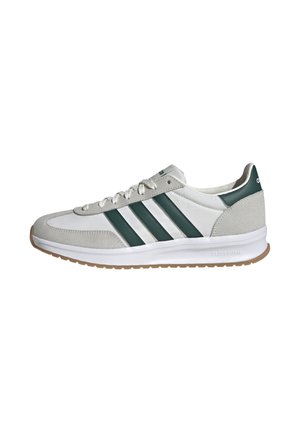 Baskets blanches avec des accents en daim vert et trois rayures horizontales, semelle en caoutchouc texturée et branding "CLOUDfoam" sur le talon.