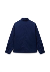 Μακρυμάνικο μπουφάν σε ναυτικό μπλε χρώμα με μανσέτες με κουμπιά, ίσια ραφή στο κάτω μέρος και ένα μικρό έμβλημα στο επάνω αριστερό μανίκι, εμφανιζόμενο από πίσω.