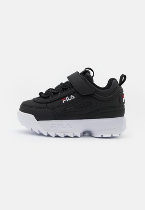 Sort FILA-sneaker med tyk, hvid ristet sål, snørebånd foran og en enkelt velcrolukning, sidemærke og trækstrop på hælen.
