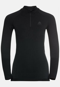 Schwarzes Langarmshirt mit hohem Kragen, Reißverschluss bis zum Viertel, strukturiertem Muster an den Ärmeln und einem Logo auf der Brust.