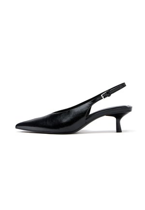 Schwarzer Slingback-Kittenheel aus Leder mit spitzer Zehenpartie und verstellbarer Schnalle, auf weißem Hintergrund.