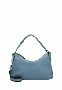 Sacoche en cuir bleu clair avec une forme incurvée, fermeture éclair et une bandoulière détachable. Présente une surface texturée et un matériel minimal.