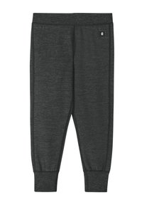 Ciemnoszare spodnie dresowe o miękkiej fakturze, z elastyczną gumką w talii, ściągaczami przy nogawkach oraz akcentami na bocznych panelach. Na biodrze znajduje się małe logo.