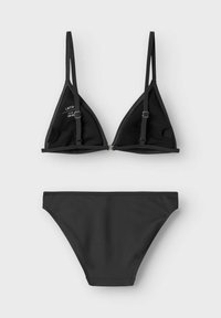 Czarny zestaw bikini z trójkątnym topem z regulowanymi ramiączkami i zapięciem na klamrę, w połączeniu z pasującymi dół w niskim stanie. Gładka tekstura.