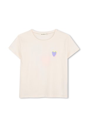 Camiseta de manga corta color crema con cuello redondo y un pequeño gráfico de corazón en púrpura y amarillo en el pecho izquierdo.