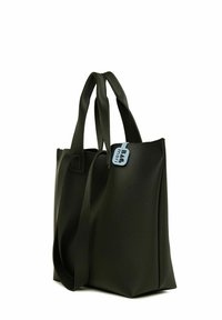 Donkergroene leren tote bag met een gestructureerde afwerking, dubbele handvatten bovenaan en een blauwe labelaccent. Rechthoekige vorm met een brede opening.