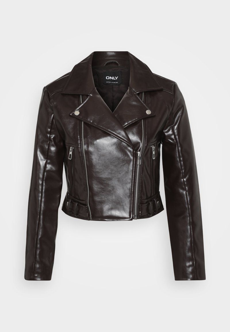 Veste cropped en faux cuir marron avec des fermetures éclair argentées, un large col et des manches longues. Comprend des poches zippées diagonales et verticales.