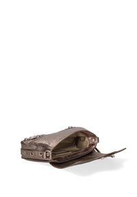 Borsa in rosa oro metallico con base piatta, patta aperta, fodera interna visibile e dettagli in hardware argentato. Presenta applicazioni a borchie sui lati.