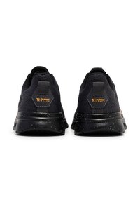 Czarne buty sportowe z siateczkową cholewką, wyściełanym kołnierzem i czarną, nakrapianą podeszwą. Posiadają wzmocniony obcas i akcenty z logo.