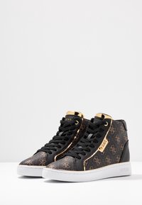 Wysokie sneakersy wykonane z czarnego materiału syntetycznego z brązowym wzorem logo, złotymi akcentami i białą gumową podeszwą.