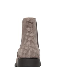Botas de ante hasta el tobillo en gris claro con detalles texturizados en la parte trasera, paneles laterales elásticos y una suela negra plana.