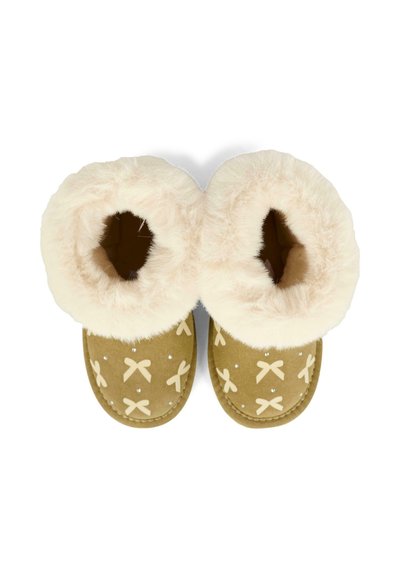 Een paar tan pantoffels met een crèmekleurige, fluffy voering, versierd met lichte strikpatronen en kleine zilveren stippen, gezien van bovenaf.