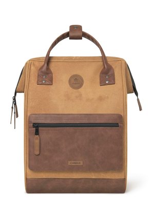 Beiger Canvas-Rucksack mit braunen Lederelementen, ausgestattet mit einem Griff an der Oberseite, einer vorderen Reißverschlusstasche und einem runden Logopatch. Reißverschlüsse und Nähte im Detail.