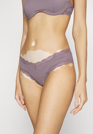 BH- og truse-sett i dempet mauve ribbet stoff, med blonderkant, en v-formet midje, og glatt tekstur.