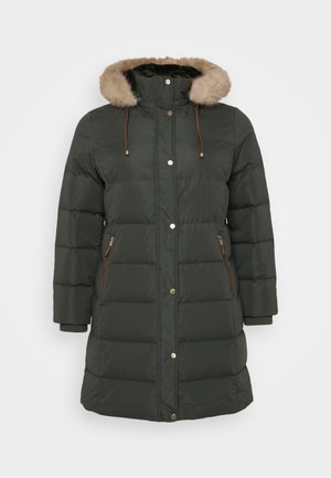 Temno zelena oblazina jakna s kapuco obloženo z umetnim krznom, zadrgo na stranskih žepih in rebrastimi uhami. Opremljena je z zlatim kovinskim dodatkom in gumbom za zapiranje.