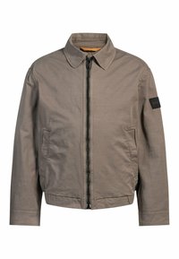 Herrarnas bomberjacka i taupe stoff. Har en framsliten dragkedja, spetsig krage, sidofickor och en svart logotyp-patch på ärmen.