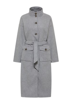 Šedý vlněný kabát s vysokým límcem, zapínáním na knoflíky, dvěma předními kapsami a odpovídajícím páskem pro nastavitelnou velikost. Hladká textura a dobře padnoucí design.