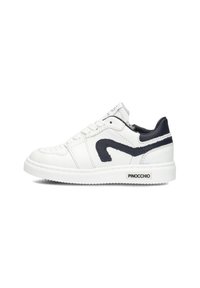 Witte leren sneaker met marineblauwe accenten, geperforeerde neus, en een gebogen zijkant design. Voorzien van veters en een gelabelde haktab.