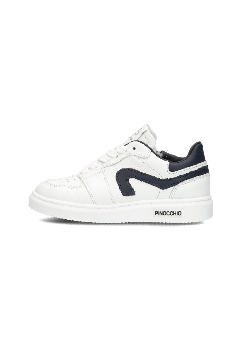 Witte leren sneaker met marineblauwe accenten, geperforeerde neus, en een gebogen zijkant design. Voorzien van veters en een gelabelde haktab.