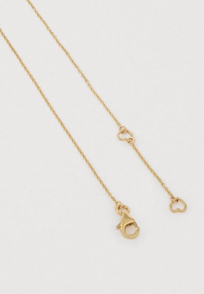 Χρυσό κολιέ με αλυσίδα που διαθέτει λεπτό σχέδιο συνδέσμων, με καρδιοειδή κλείσιμο και μικρό καρδιά στο τέλος. Λεία υφή.