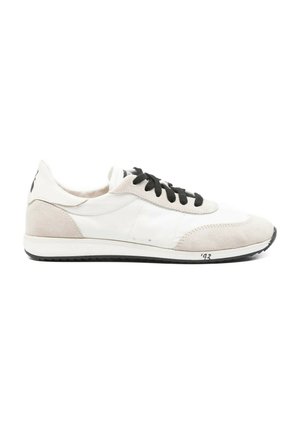 Sneaker basso bianco e beige con lacci neri, dettagli in camoscio e numero nero "193" sulla suola vicino alla punta.
