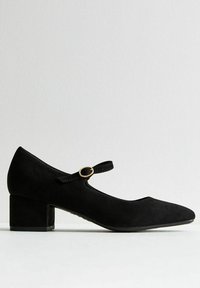 Scarpa Mary Jane in suede nera con punta arrotondata, tacco a blocco piccolo e cinturino regolabile con dettaglio a fibbia color oro.